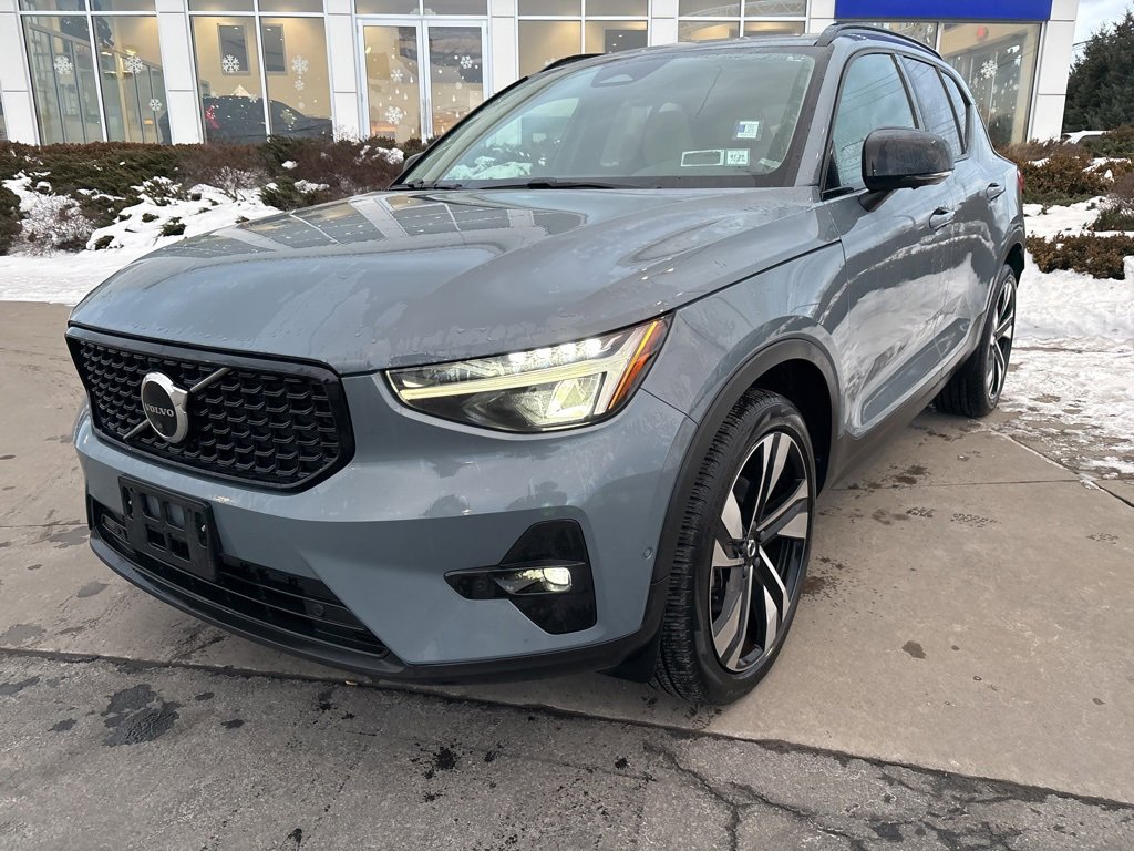 Certified 2023 Volvo XC40 B5 Plus w/ Protection Package Premier image 2