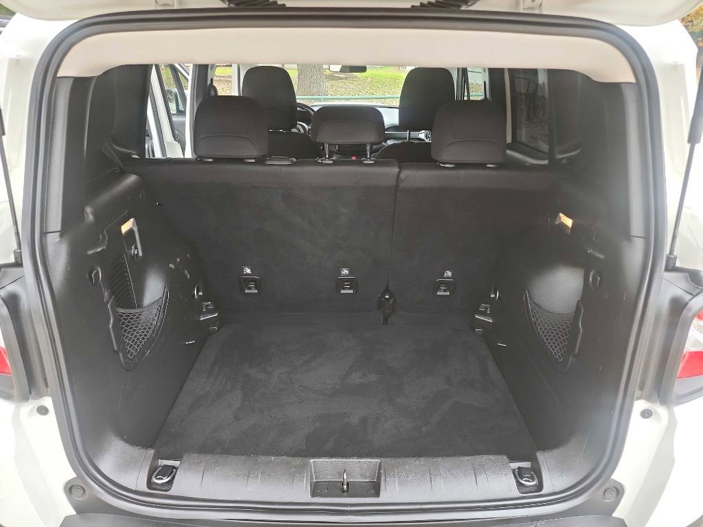 Used 2017 Jeep Renegade Latitude image 31