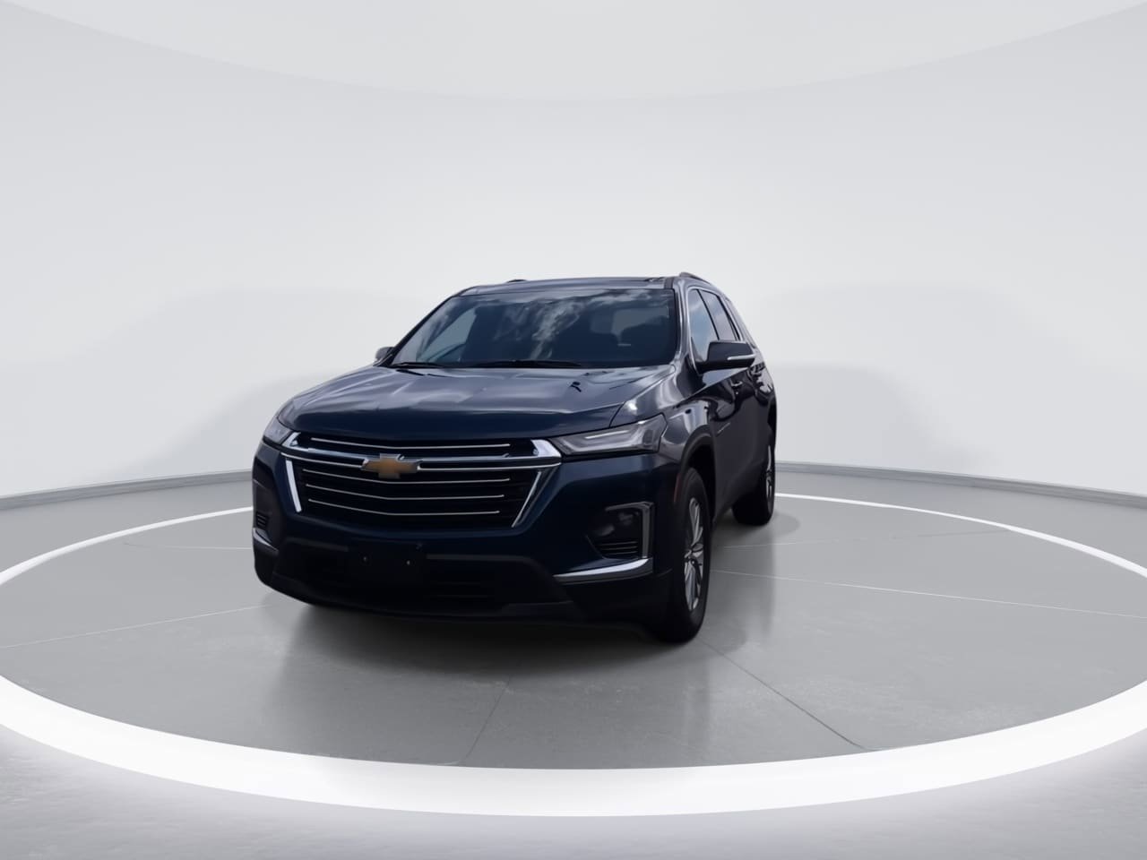 Used 2023 Chevrolet Traverse LT image 2