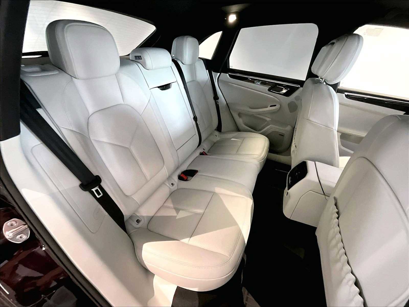 Used 2025 Porsche Macan image 32