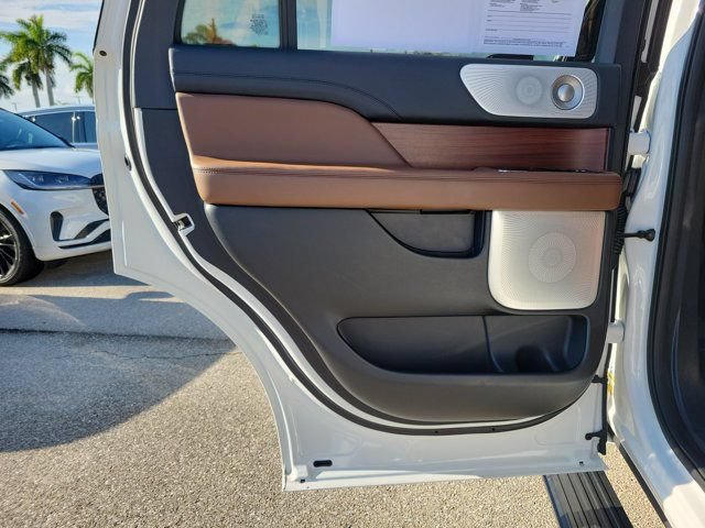Certified 2023 Lincoln Navigator Reserve AWD/4WD image 14