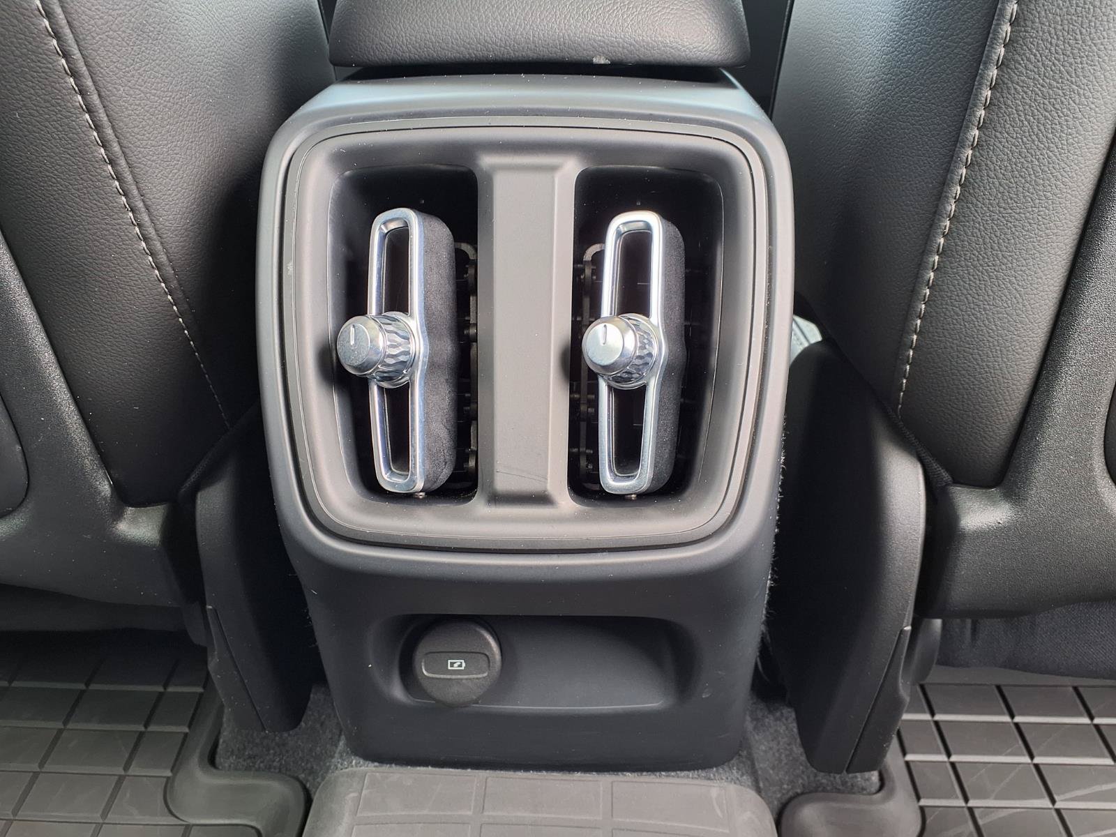 Certified 2023 Volvo XC40 B5 Plus w/ Protection Package Premier AWD/4WD image 16