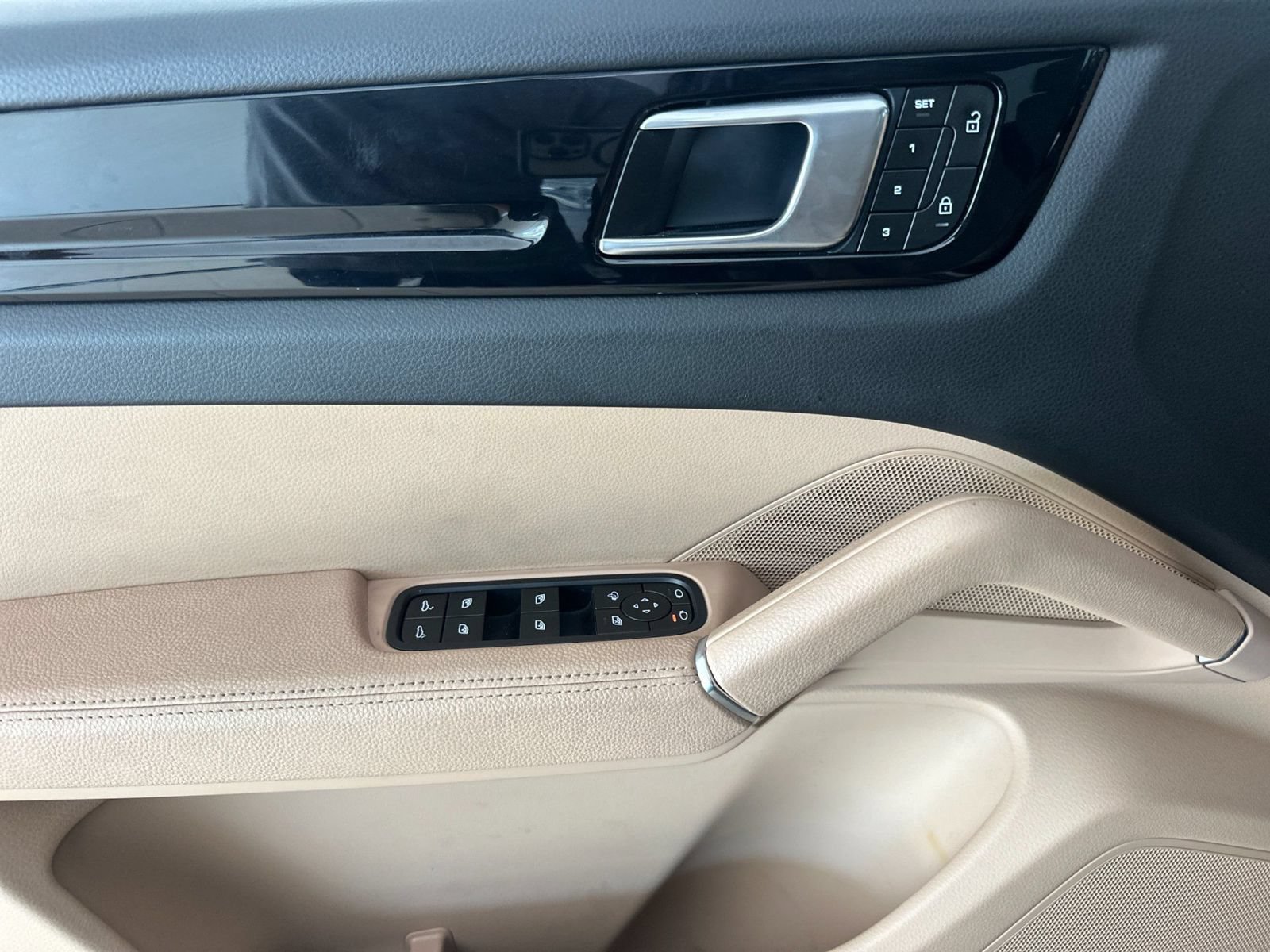 Certified 2023 Porsche Cayenne AWD/4WD image 12