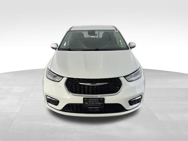 Used 2023 Chrysler Pacifica Touring-L FWD image 2