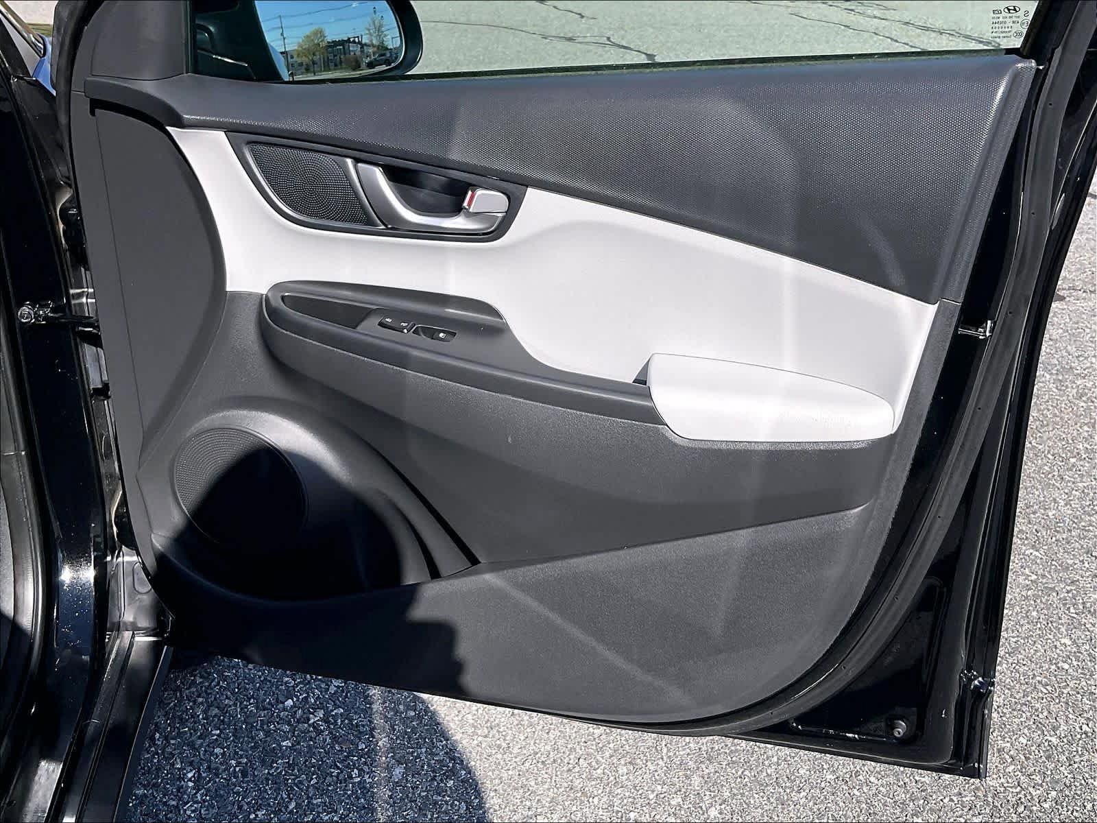 Used 2023 Hyundai Kona SE w/ Cargo Package FWD image 12