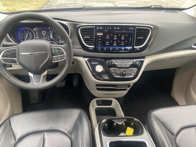 Used 2024 Chrysler Pacifica Touring-L image 3
