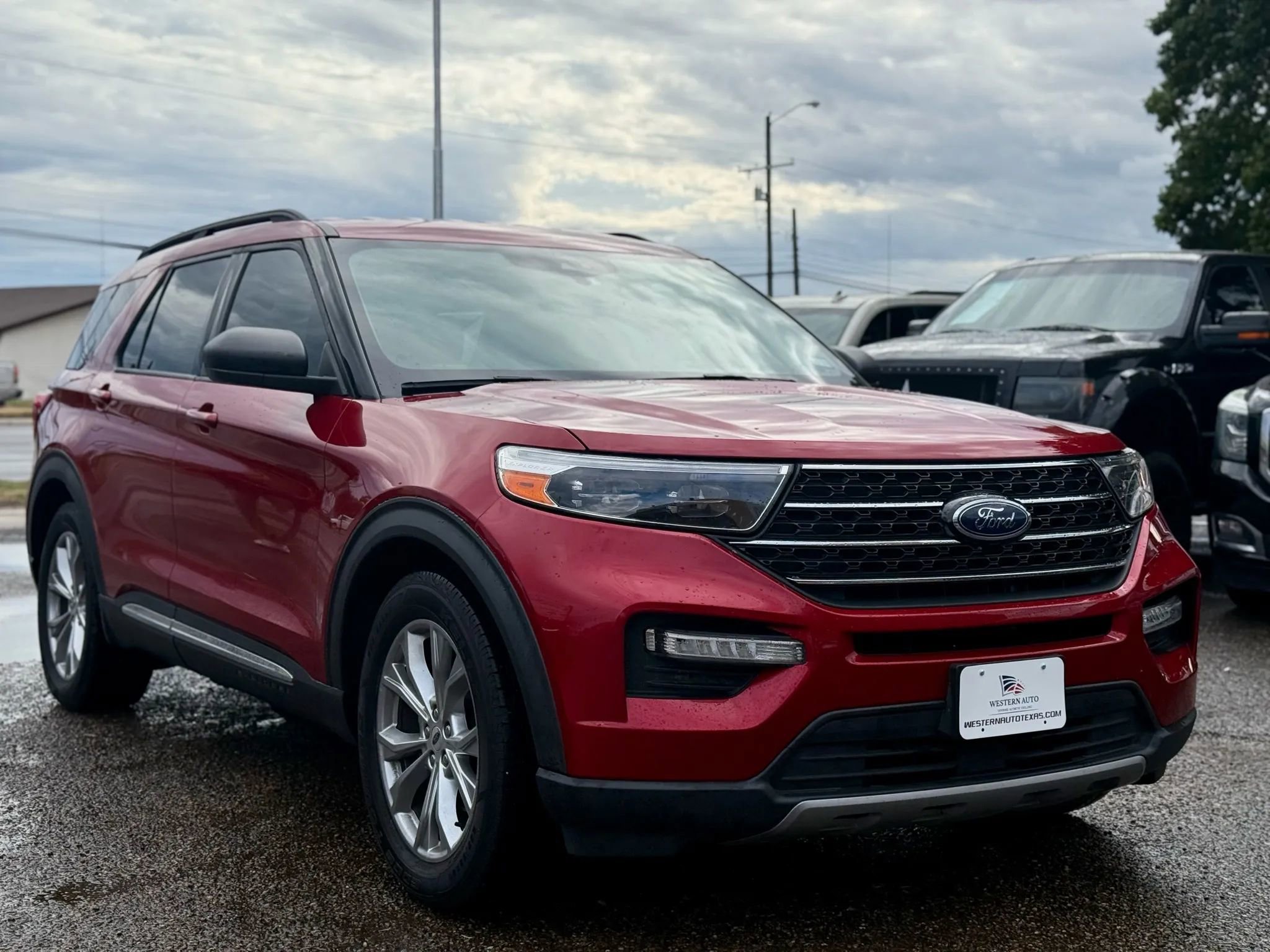 Used 2020 Ford Explorer XLT w/ Equipment Group 202A image 3