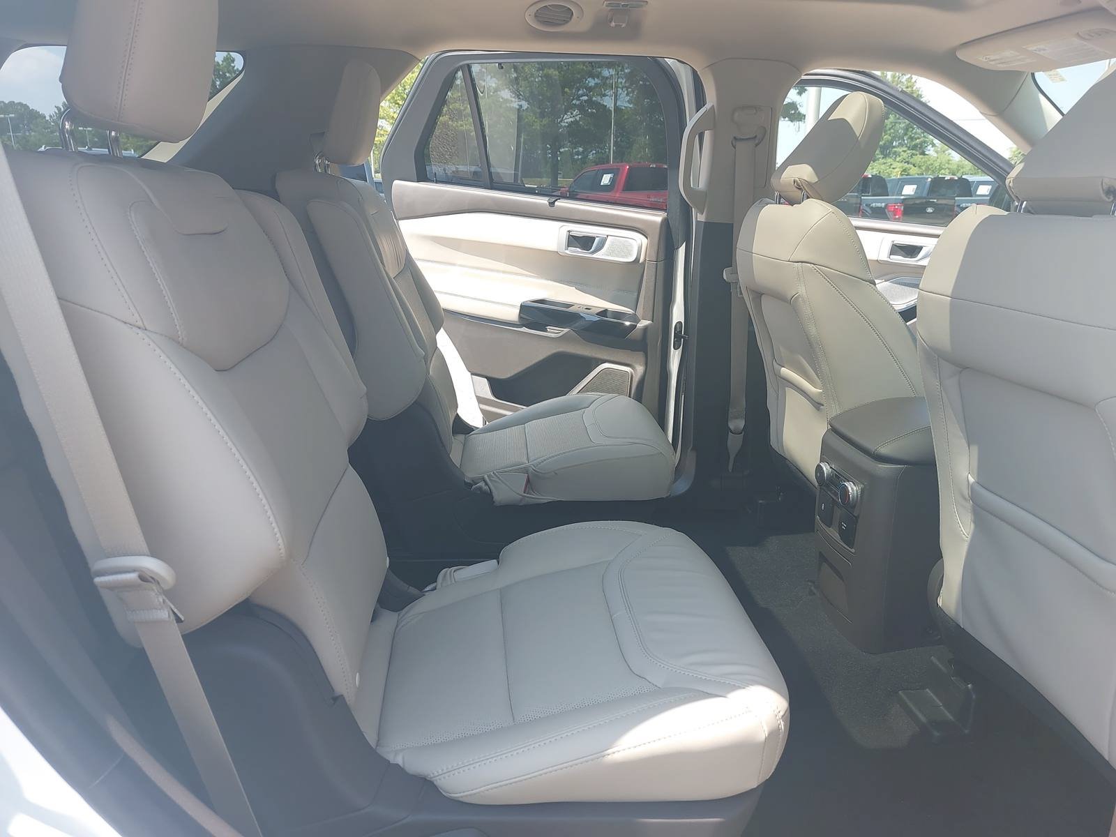 Used 2022 Ford Explorer Platinum w/ Equipment Group 601A AWD/4WD image 11