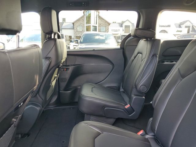 New 2026 Chrysler Pacifica Select image 13