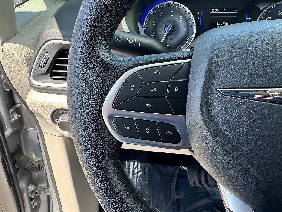 Used 2020 Chrysler Voyager L image 20