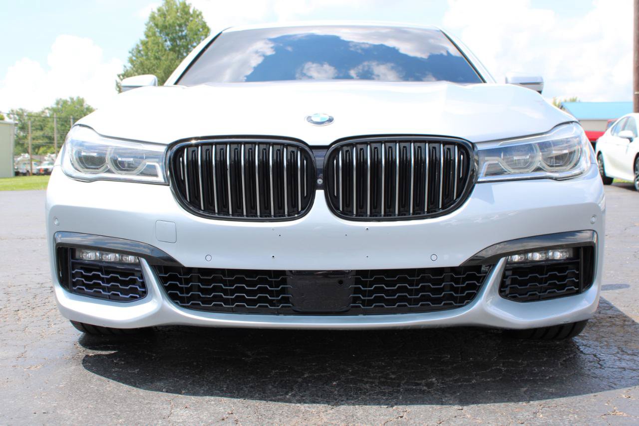 Used 2017 BMW 750i RWD image 2