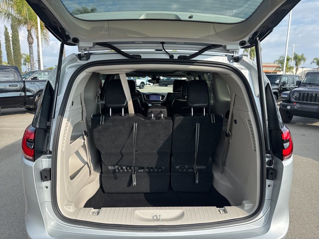 Used 2024 Chrysler Pacifica Limited image 13