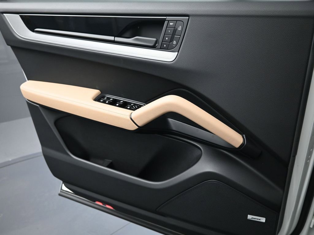Certified 2025 Porsche Cayenne E-Hybrid w/ Premium Package Plus image 26