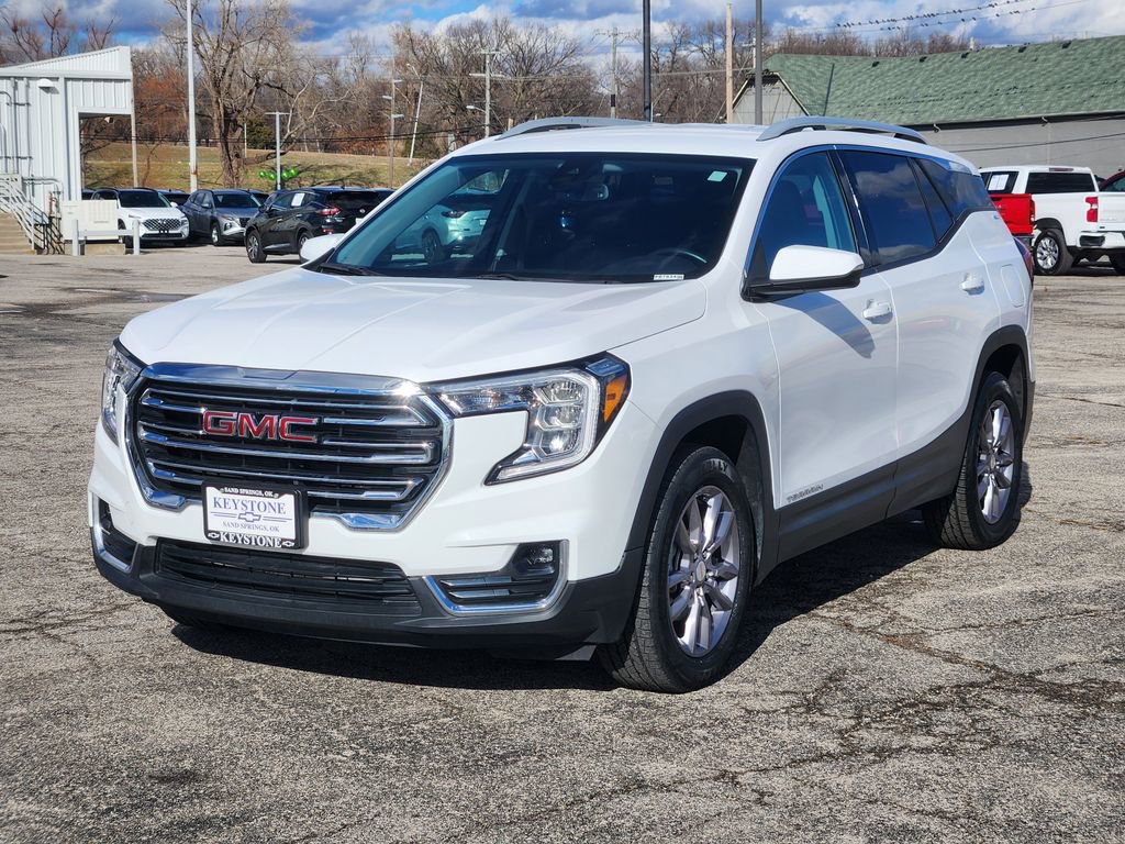 Used 2024 GMC Terrain SLT image 3