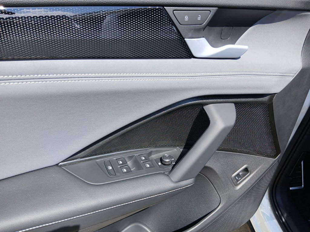 New 2026 Volkswagen Tiguan SE R-Line FWD image 1