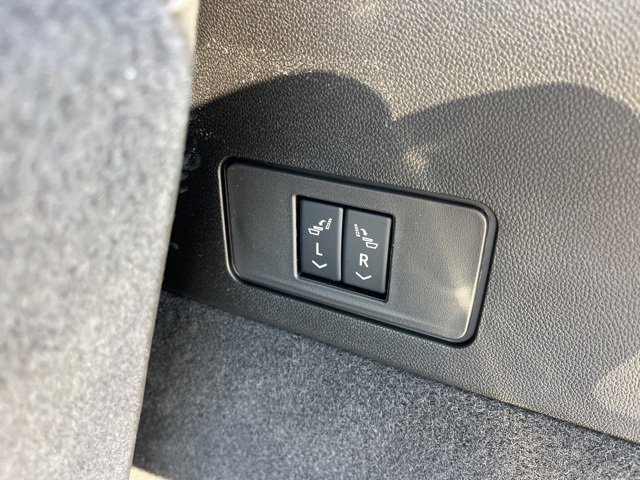 New 2025 Cadillac XT6 Luxury image 6