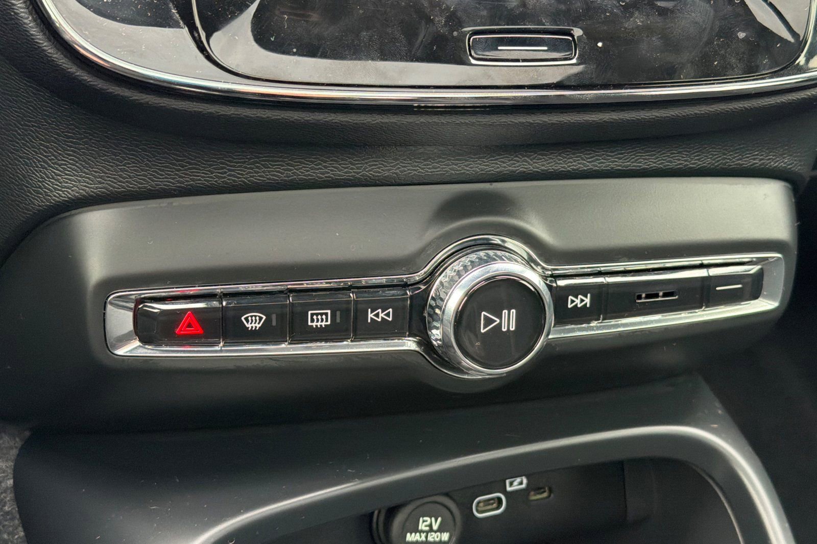 Used 2025 Volvo XC40 B5 Ultra w/ Climate Package image 21