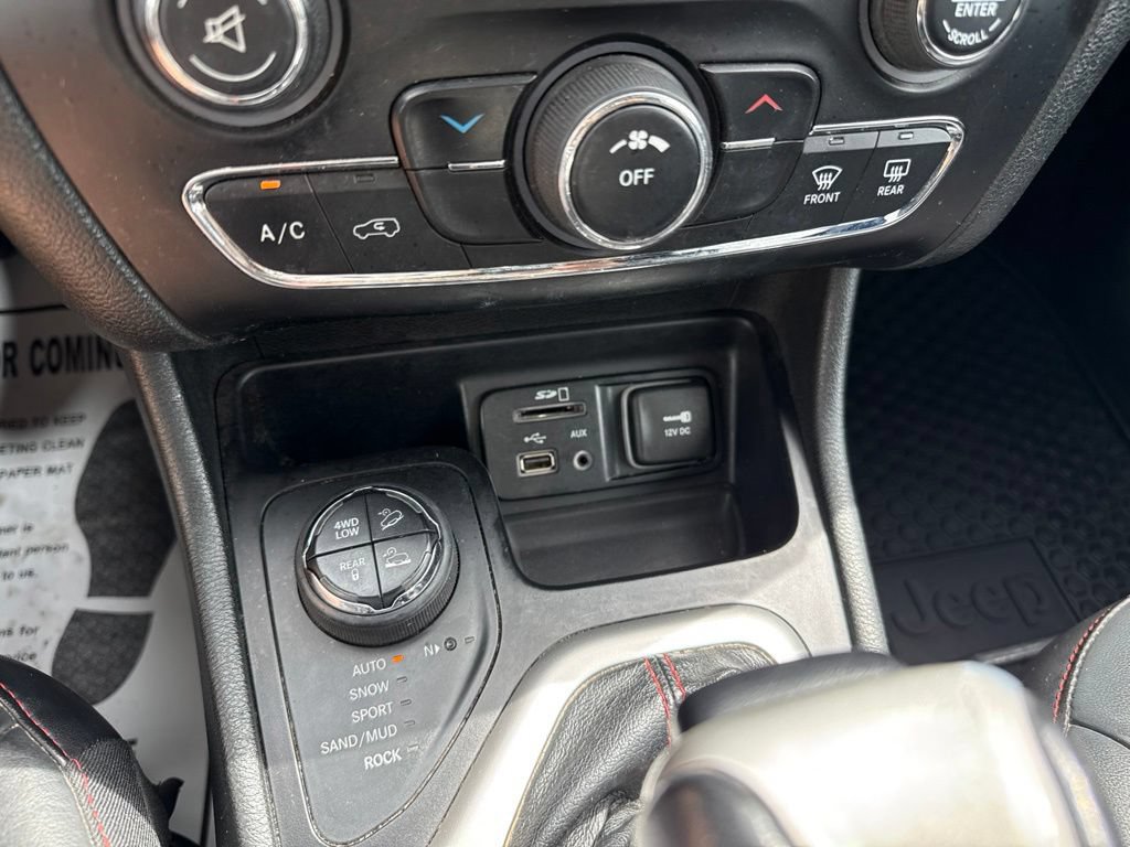 Used 2015 Jeep Cherokee Trailhawk AWD/4WD image 32