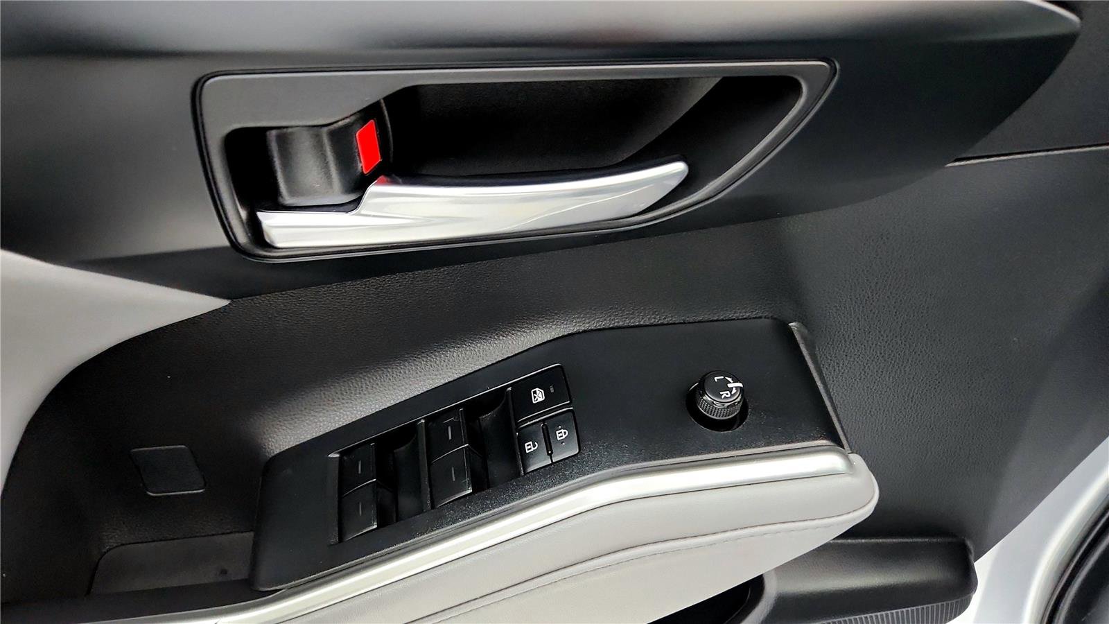 Used 2022 Toyota Highlander XLE image 24