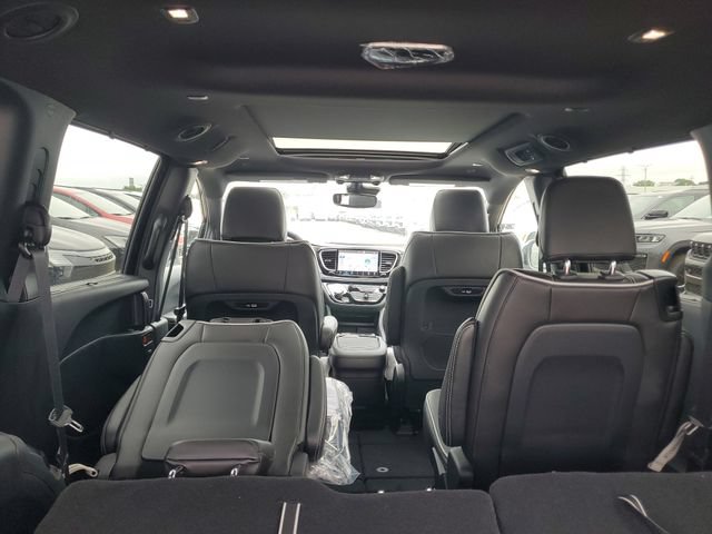 New 2027 Chrysler Pacifica Limited w/ Family Tech Group AWD/4WD image 8