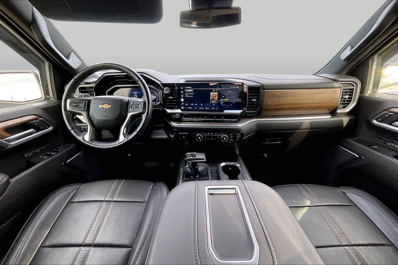 Used 2022 Chevrolet Silverado 1500 High Country w/ High Country Premium Package AWD/4WD image 16