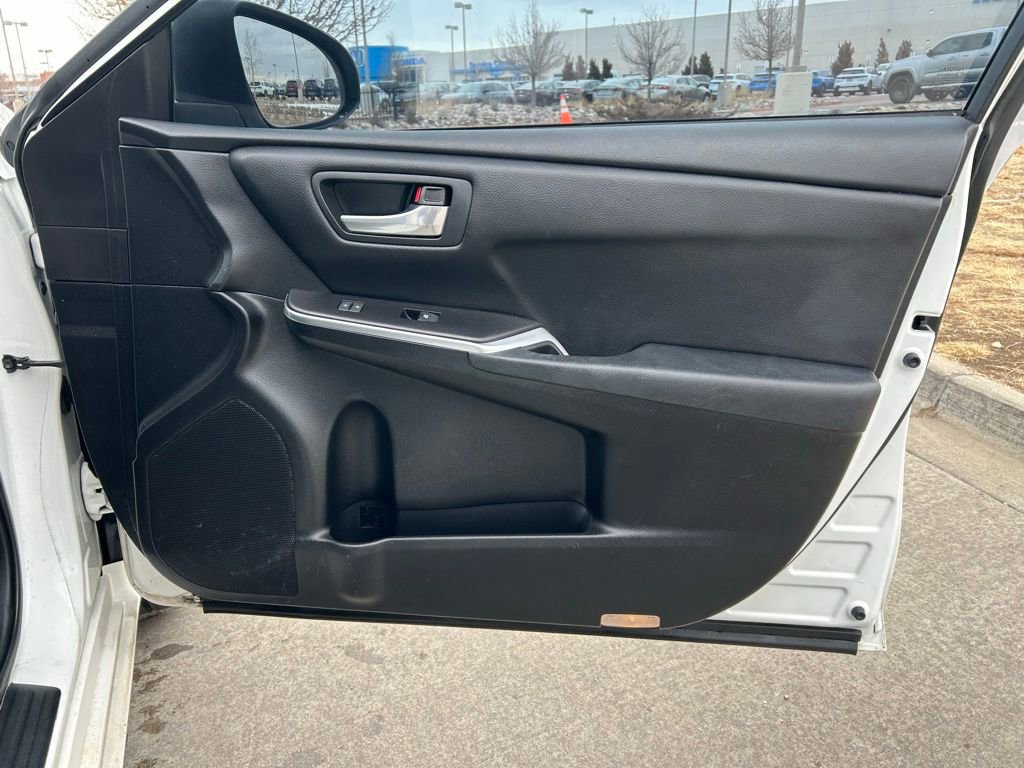 Used 2016 Toyota Camry SE image 29