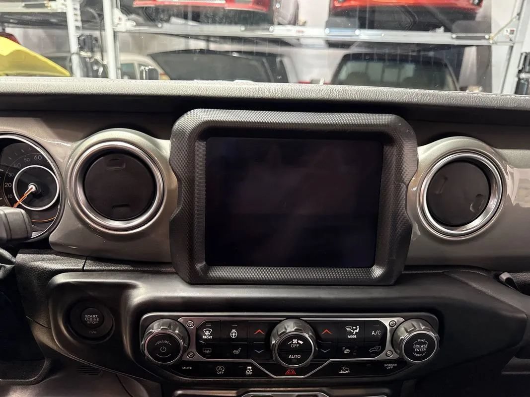 Used 2023 Jeep Gladiator Overland w/ Cold Weather Group AWD/4WD image 90