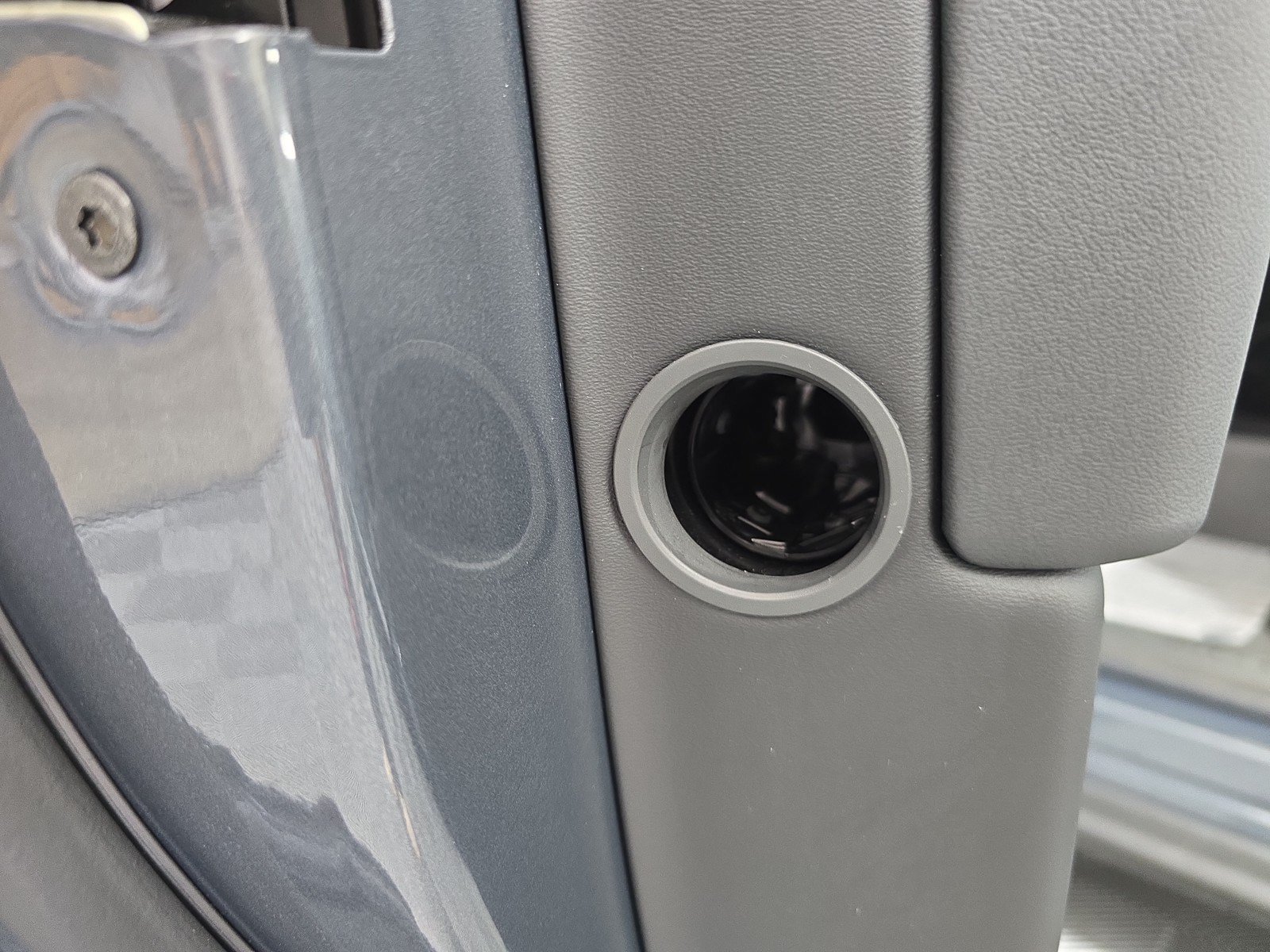 Used 2024 Rivian R1S Adventure AWD/4WD image 32