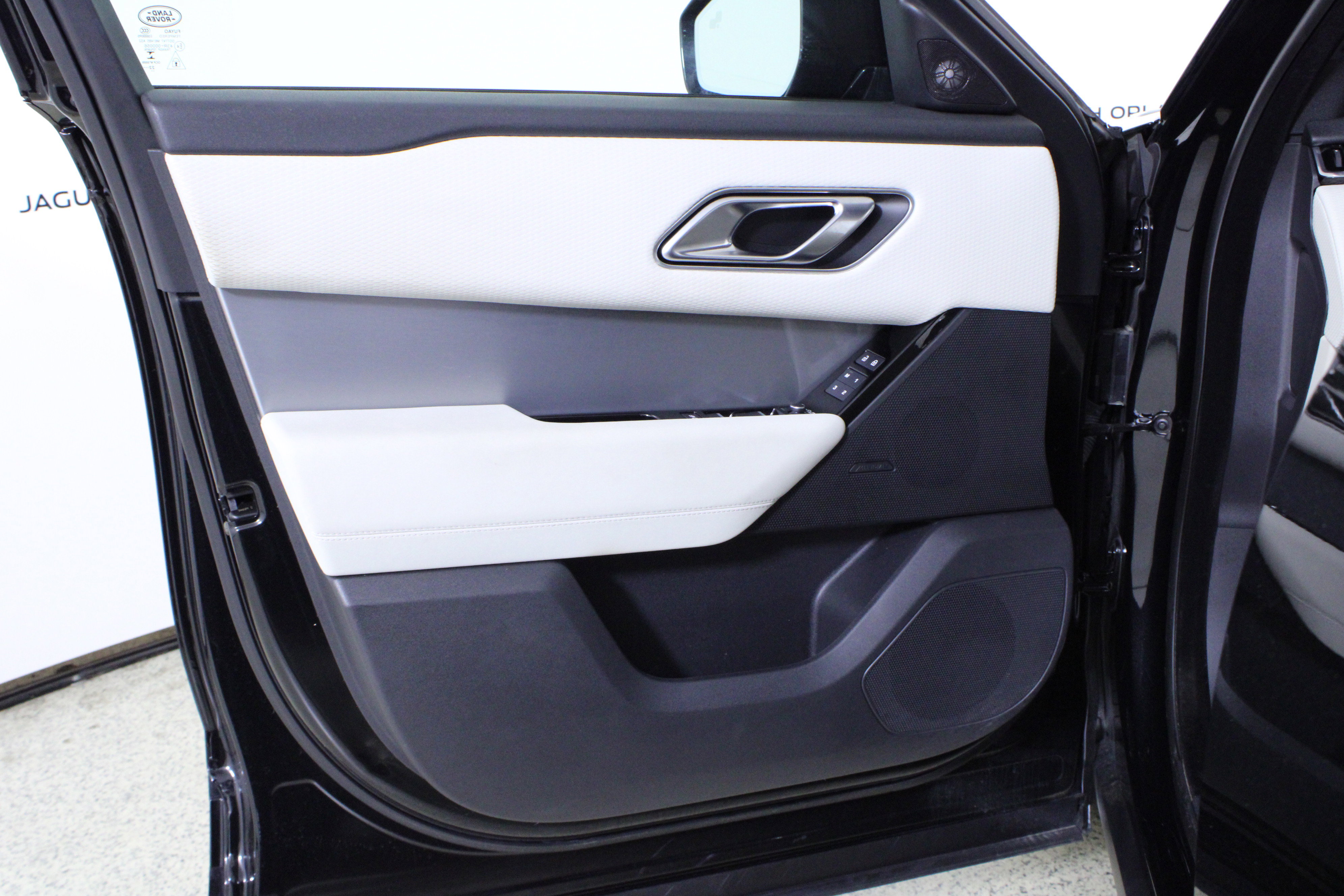 Used 2023 Land Rover Range Rover Velar R-Dynamic S image 19