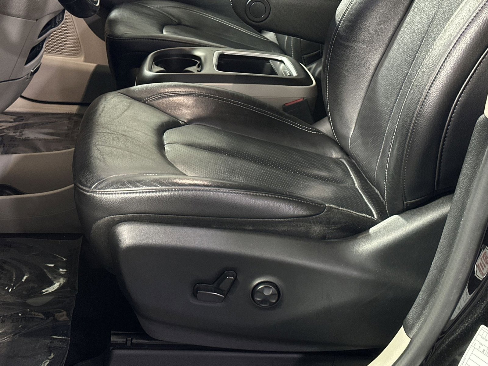 Used 2022 Chrysler Pacifica Touring-L w/ Uconnect Theater Family Group image 14