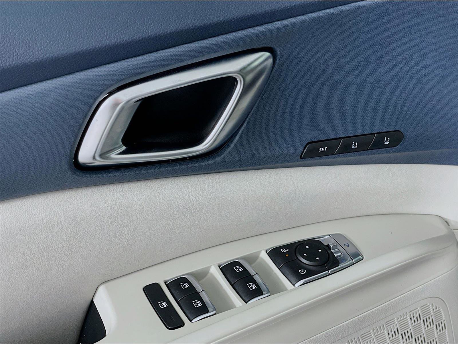 Used 2025 Kia Carnival EX image 21