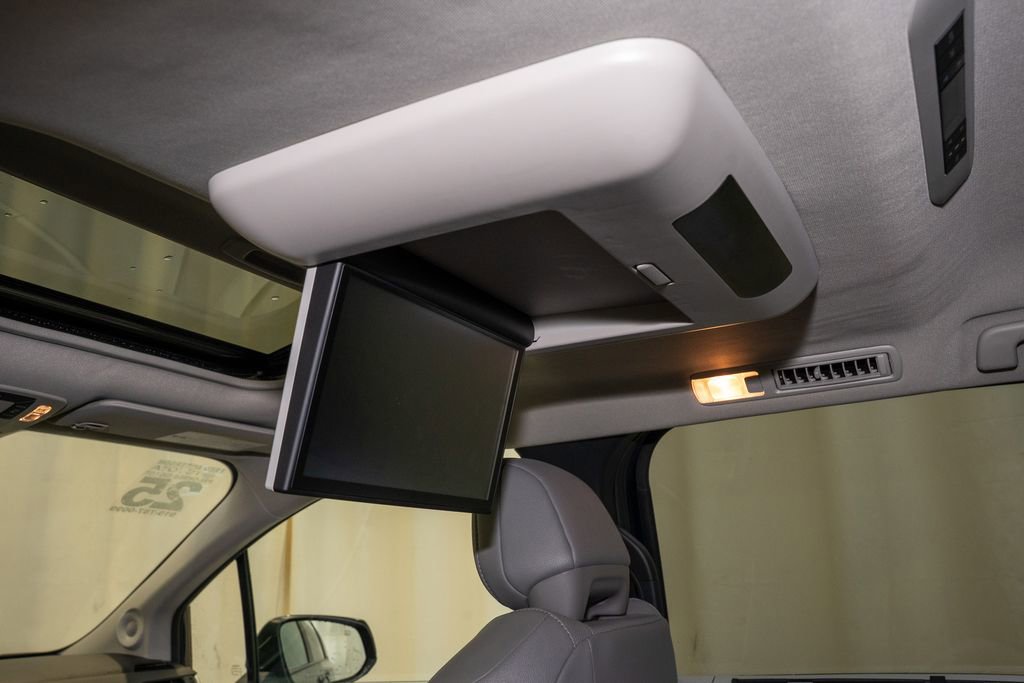Used 2025 Toyota Sienna XLE image 11