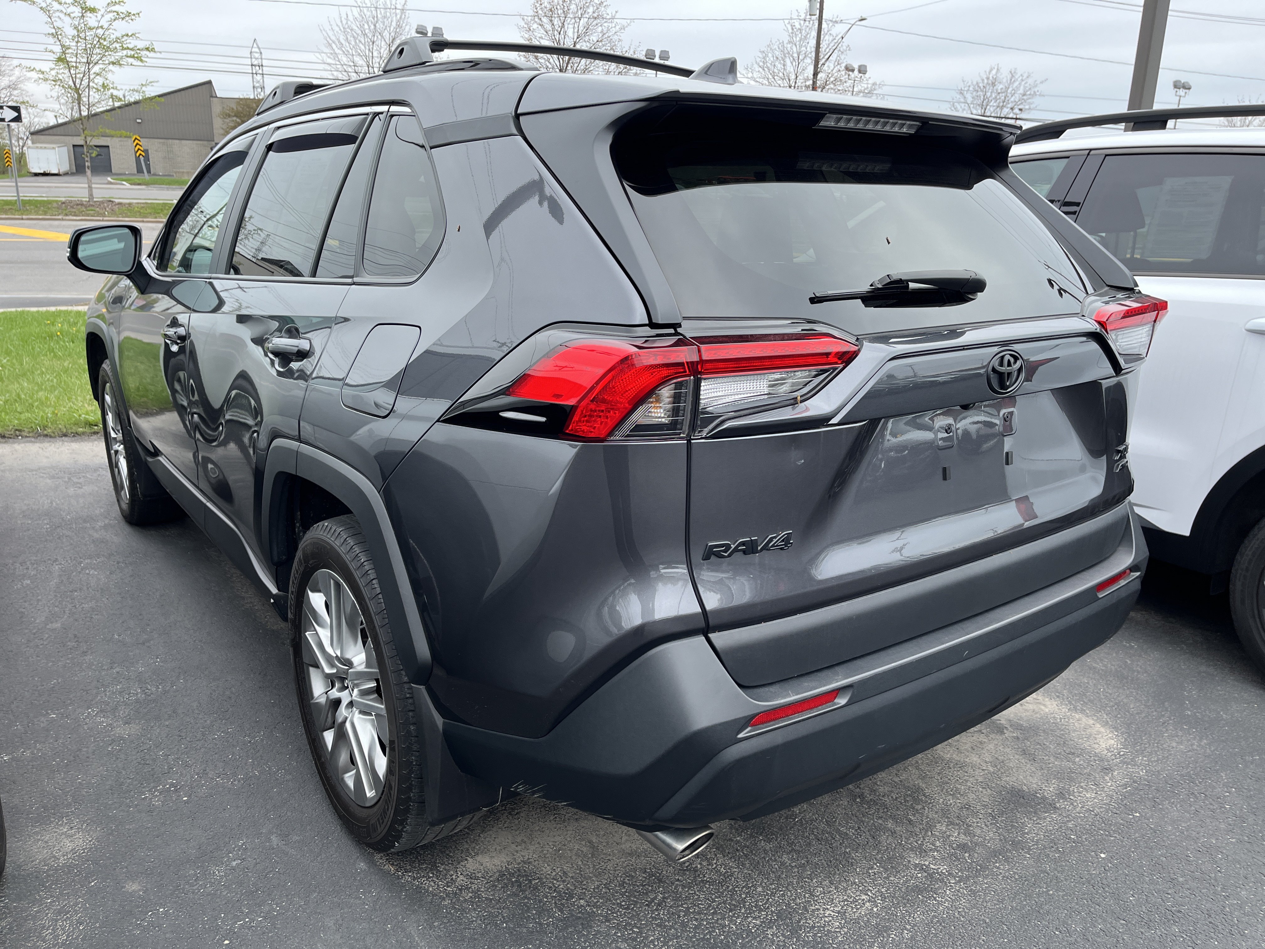 Used 2023 Toyota RAV4 XLE Premium AWD/4WD image 5