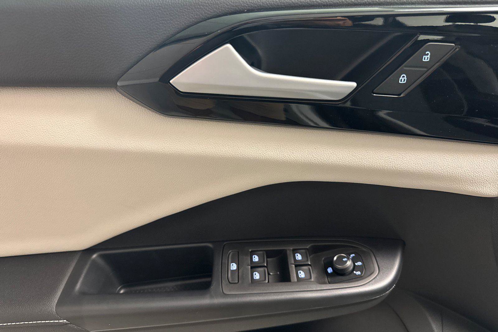 New 2025 Volkswagen Taos S image 10