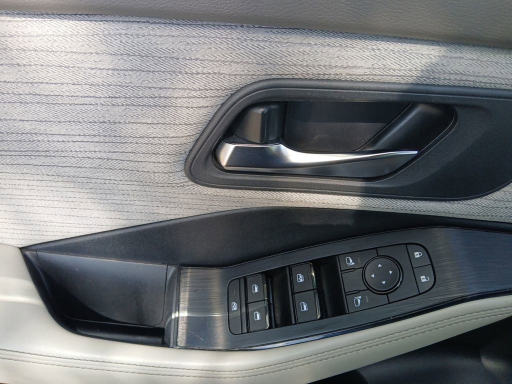 Used 2023 Nissan Rogue SV image 11