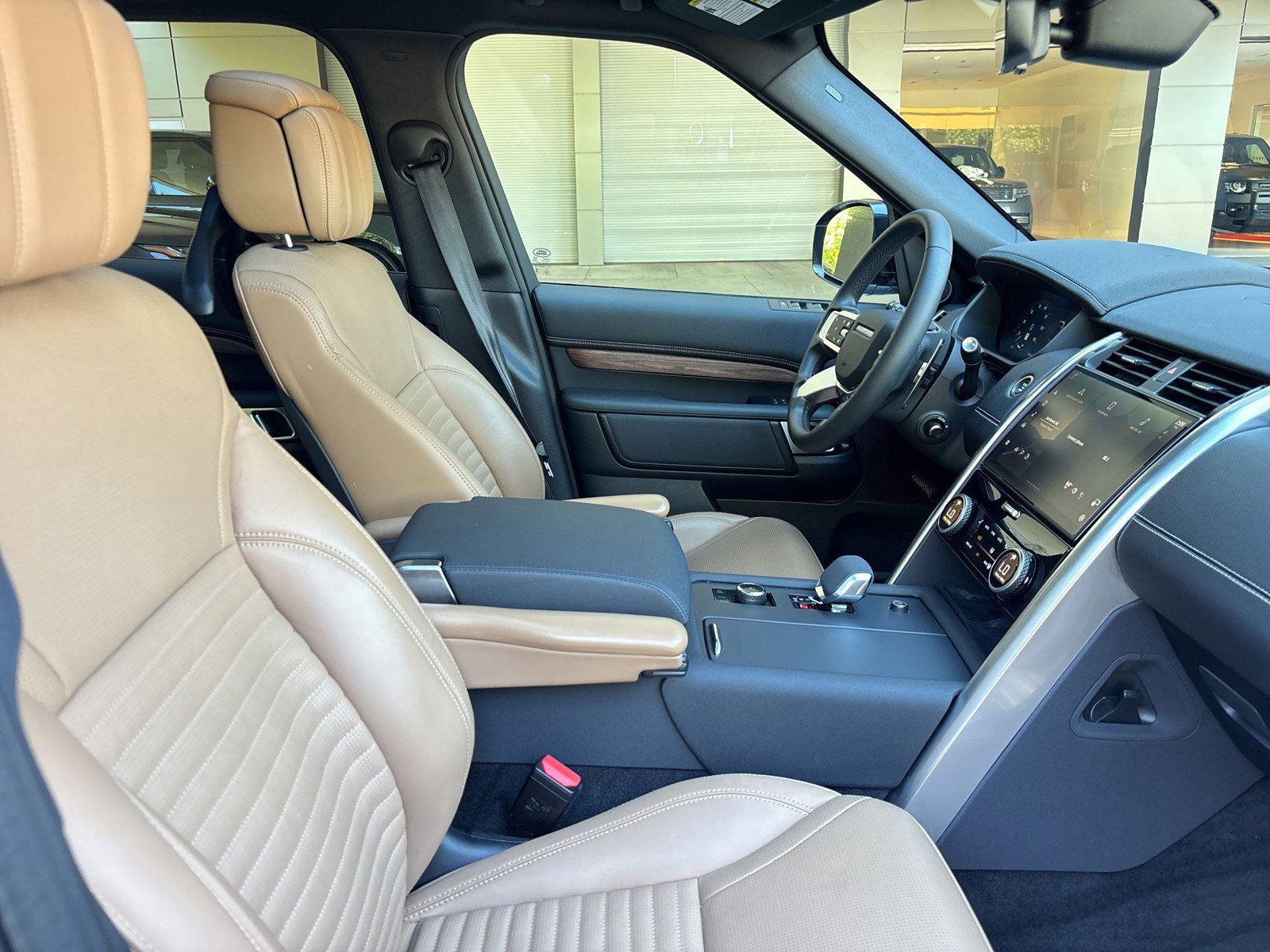 Certified 2024 Land Rover Discovery Dynamic SE image 31