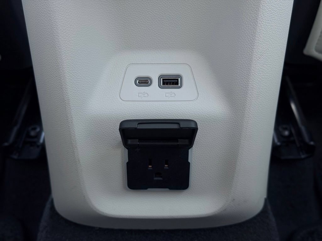 Used 2022 Buick Envision Avenir w/ Technology Package II AWD/4WD image 28