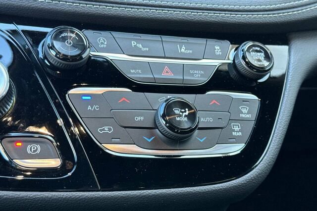 New 2026 Chrysler Pacifica Select FWD image 18