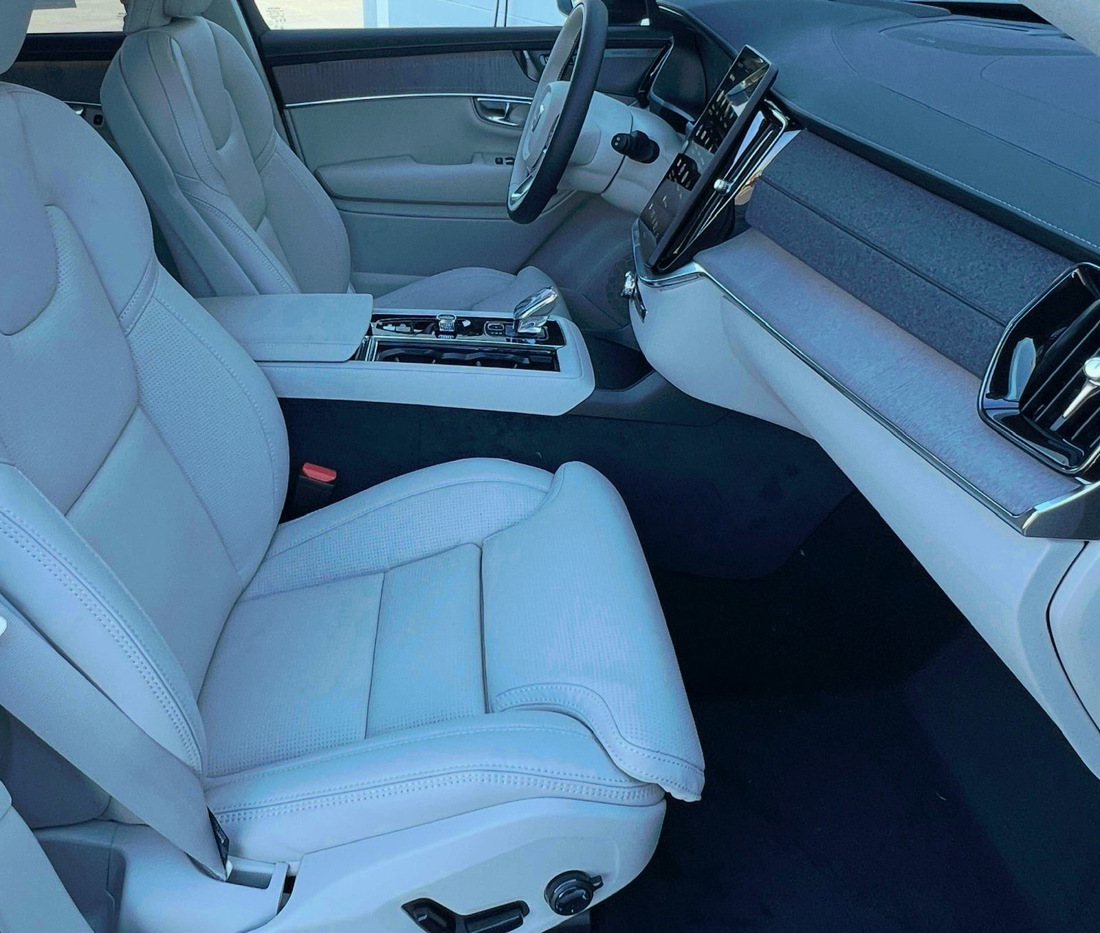 New 2026 Volvo XC90 B6 Ultra image 17