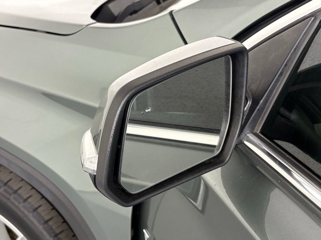 Used 2023 Chevrolet Traverse LT FWD image 16