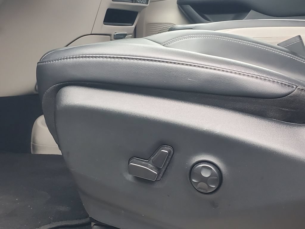 Used 2024 Chrysler Pacifica Touring-L FWD image 7