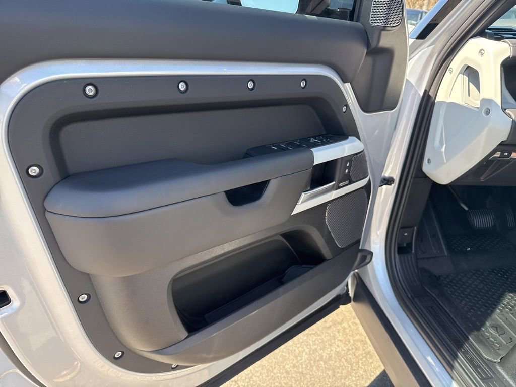 Used 2024 Land Rover Defender 110 SE image 12