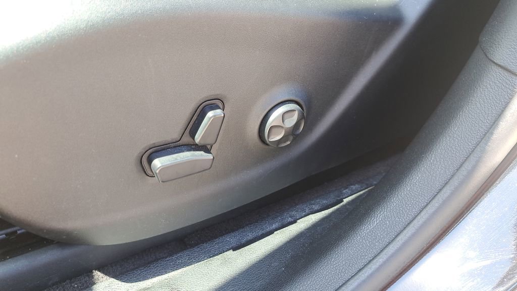 Used 2019 Jeep Cherokee Latitude Plus w/ Comfort/Convenience Group FWD image 19