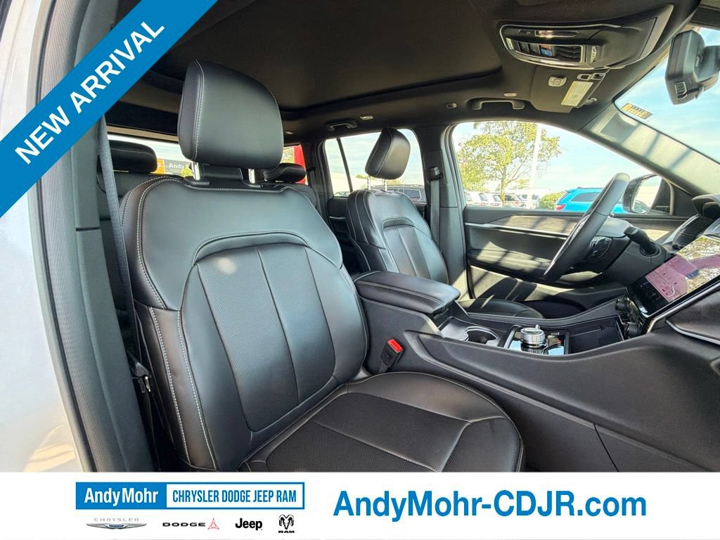 Used 2025 Jeep Grand Cherokee Limited w/ Luxury Tech Group II AWD/4WD image 23