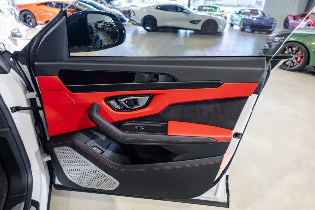 Used 2022 Lamborghini Urus AWD/4WD image 29
