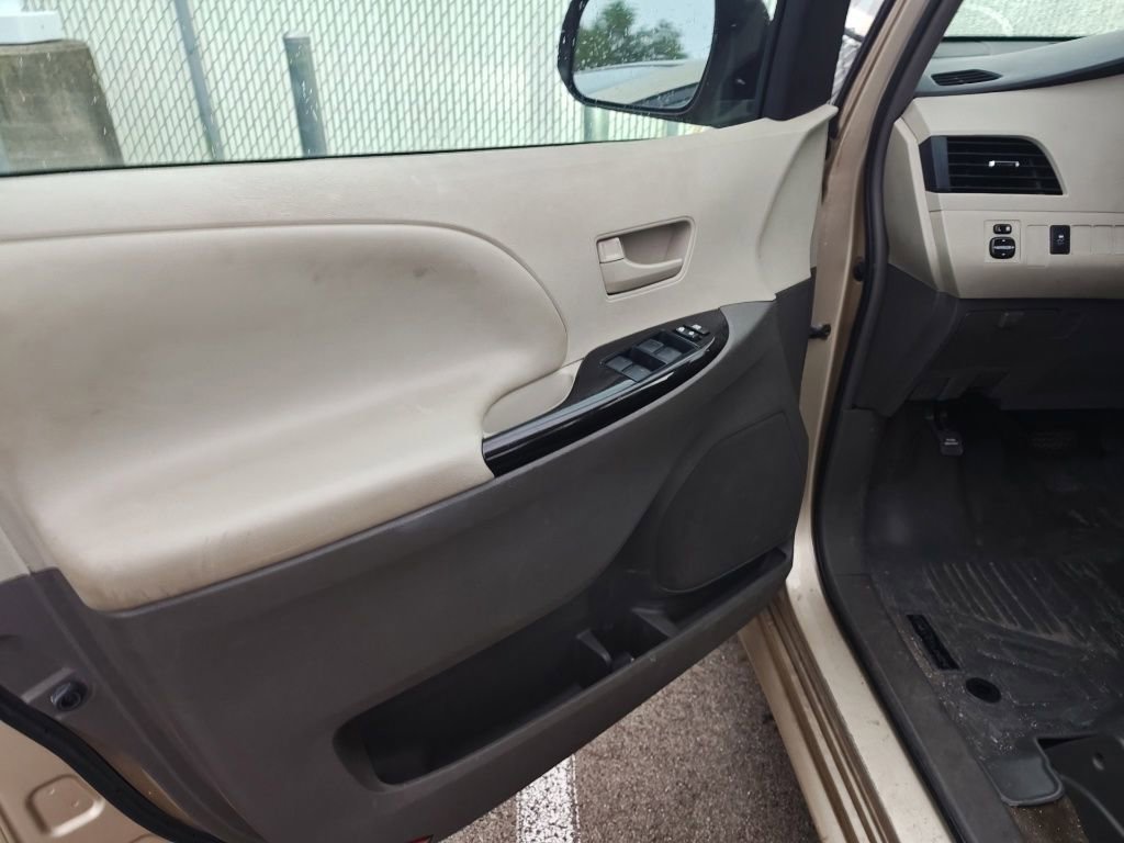 Used 2013 Toyota Sienna L FWD image 8