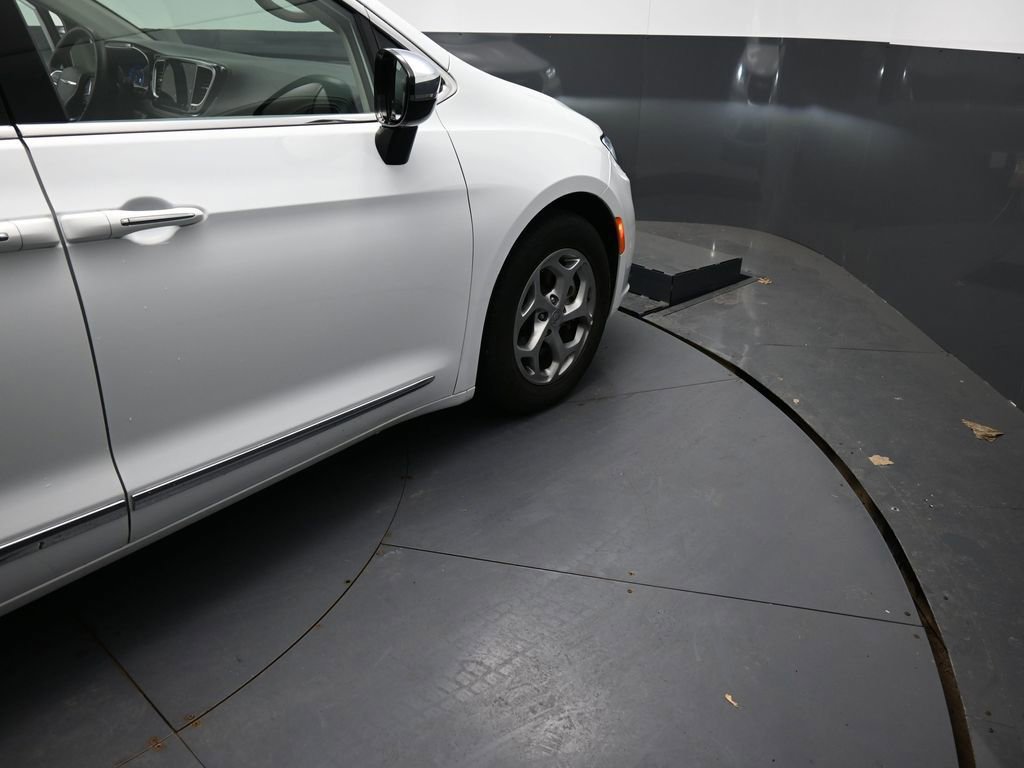 Used 2023 Chrysler Pacifica Limited FWD image 26
