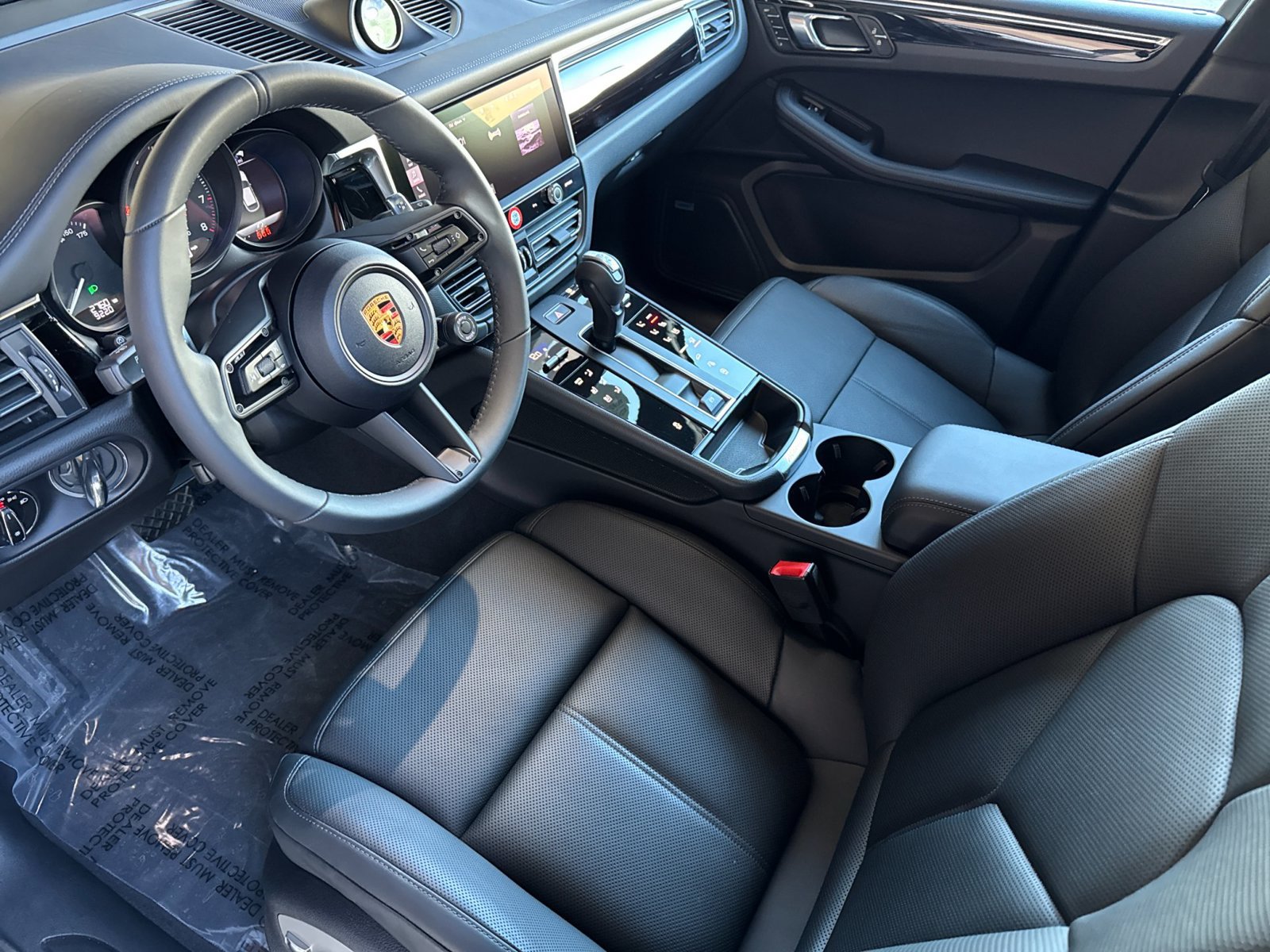 Certified 2026 Porsche Macan AWD/4WD image 4