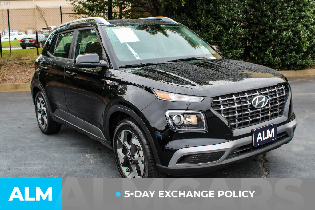 Used 2025 Hyundai Venue SEL FWD image 3