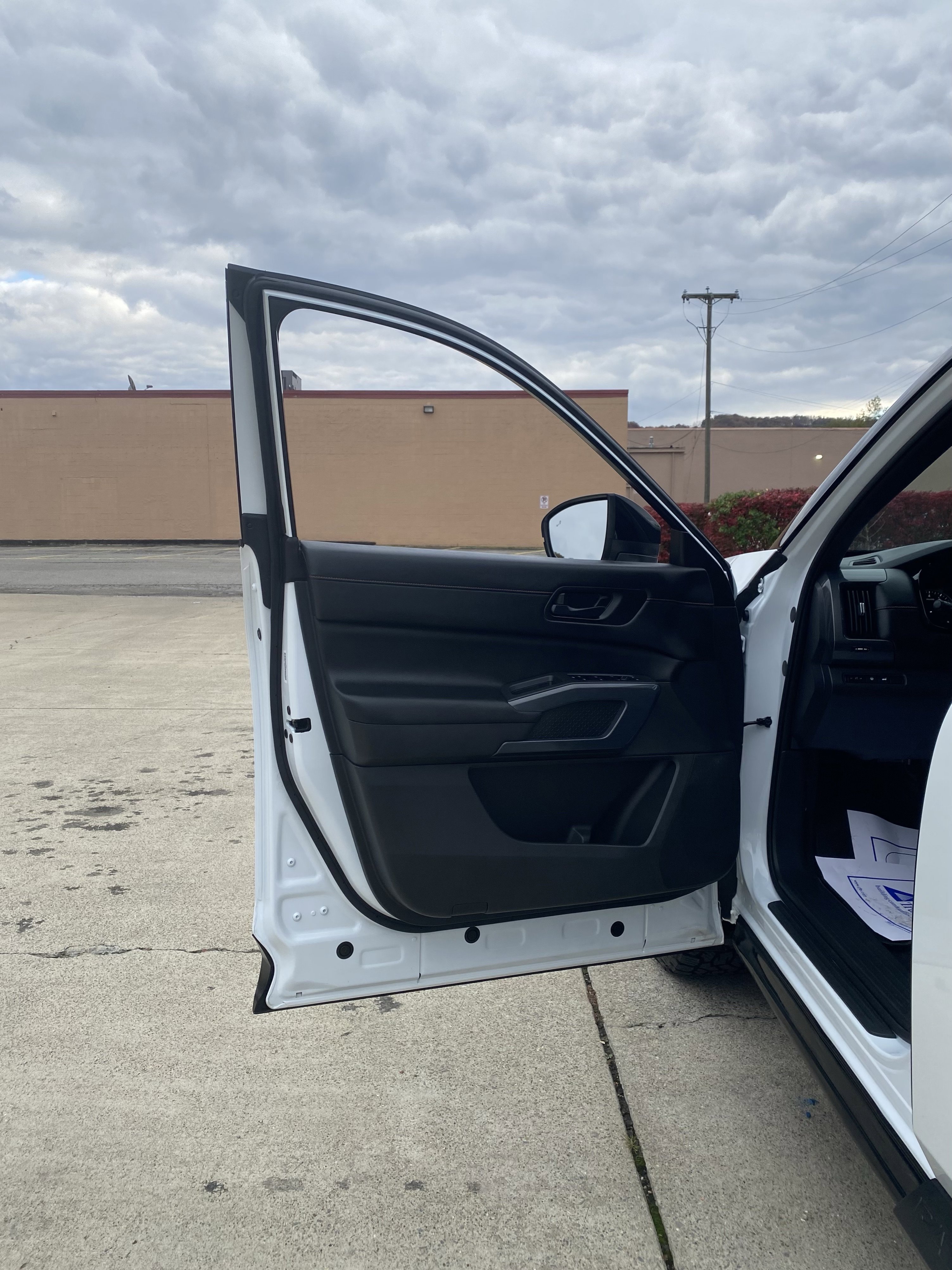 Used 2025 Nissan Pathfinder Rock Creek image 3